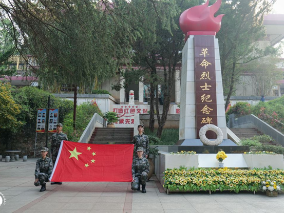 武汉传媒学院师生代表赴九峰山革命烈士陵园开展清明祭英烈活动(图1)